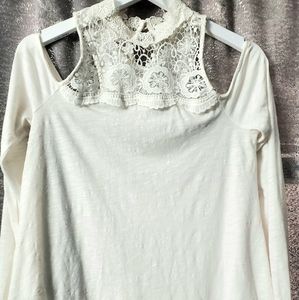 Juniors cream cold shoulder flowing top size M